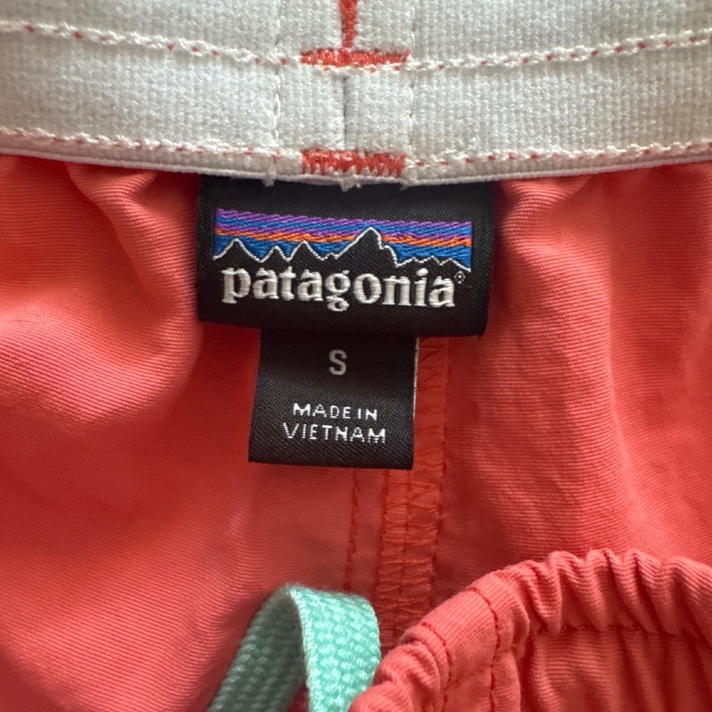Patagonia Womens Small Baggies Shorts 5 Inch Inseam Coral Pink Pockets Pull On - Picture 3 of 7